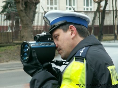Read more about the article Piraci drogowi i limit prędkości – droga jako system